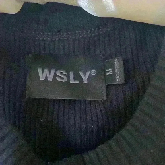 Wsly cropped black top size M - Picture 2 of 3